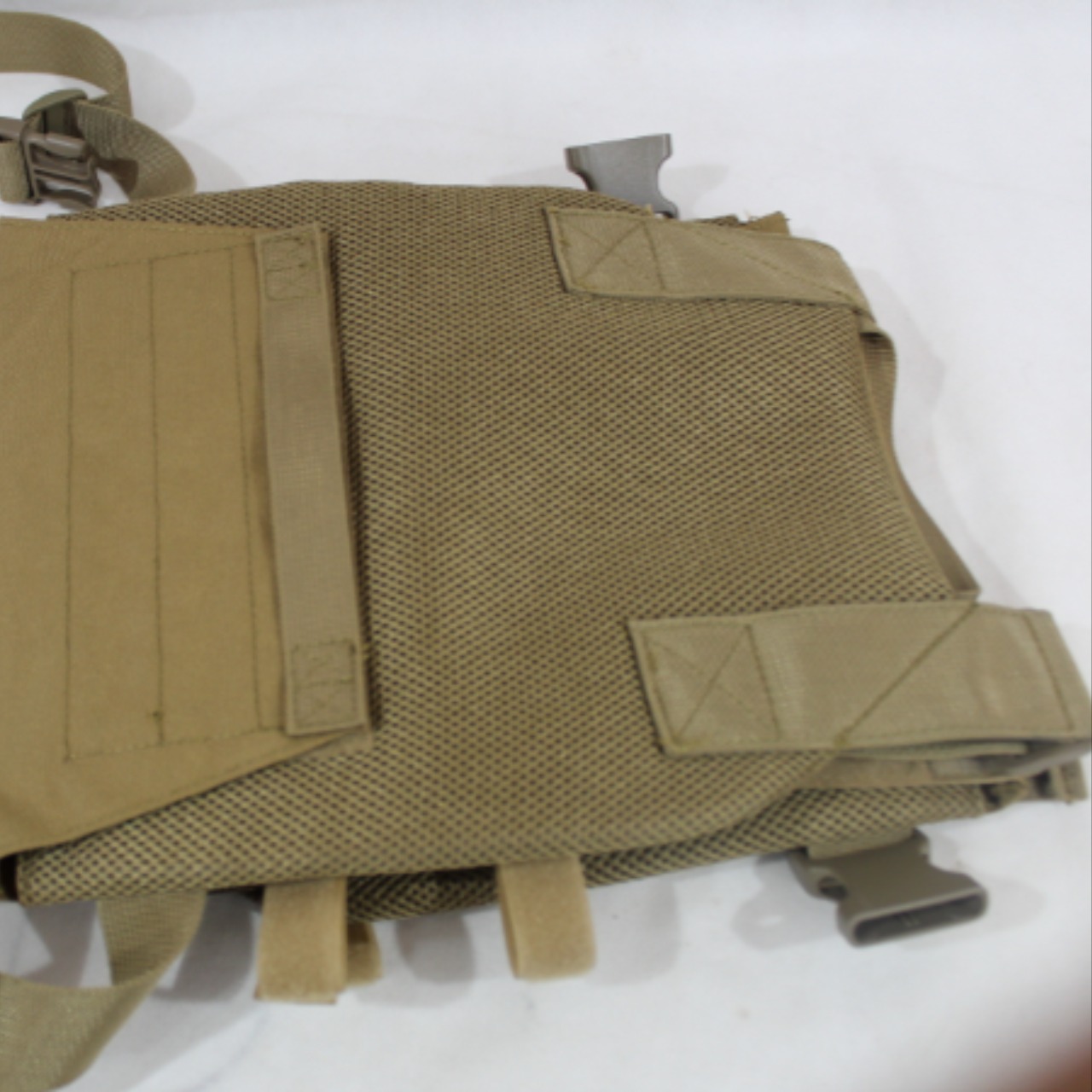 Voir photo 4 de GILET TACTIQUE PORTE PLAQUE GILET TACTIQUE PORTE PLAQUE Très bon état - Vue 4 -
